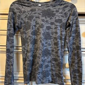Gray athleta floral momentum Long Sleeve Shirt